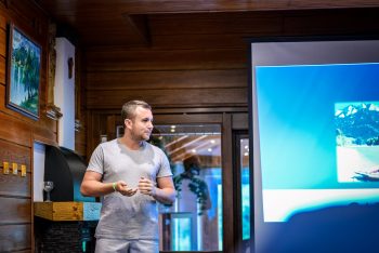 Teambuilding - der Chef haltet eine Rede