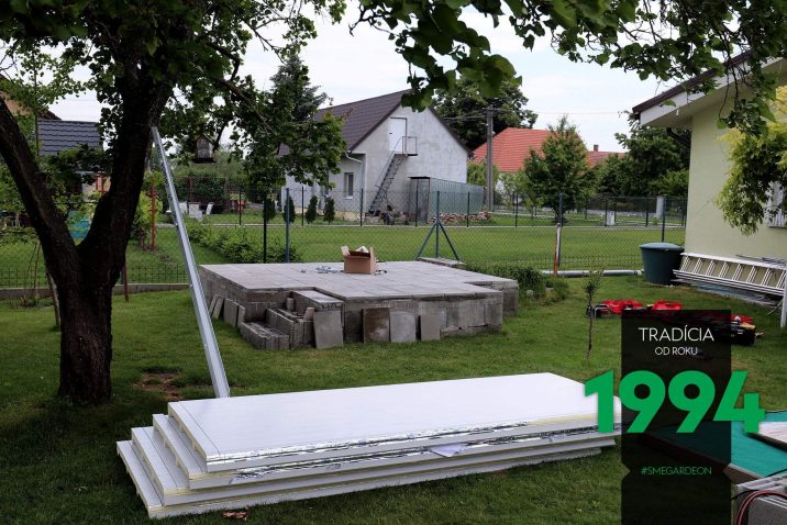 Fundament für das GARDEON Gartenhaus und die Paneele des Hauses