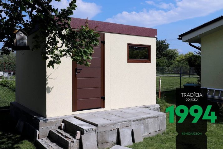 Ein schlichtes Gartenhaus von GARDEON mit Attika und Zubehör in braun