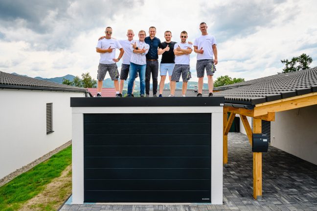 7 Männer auf dem Dach einer montierten Garage von GARDEON