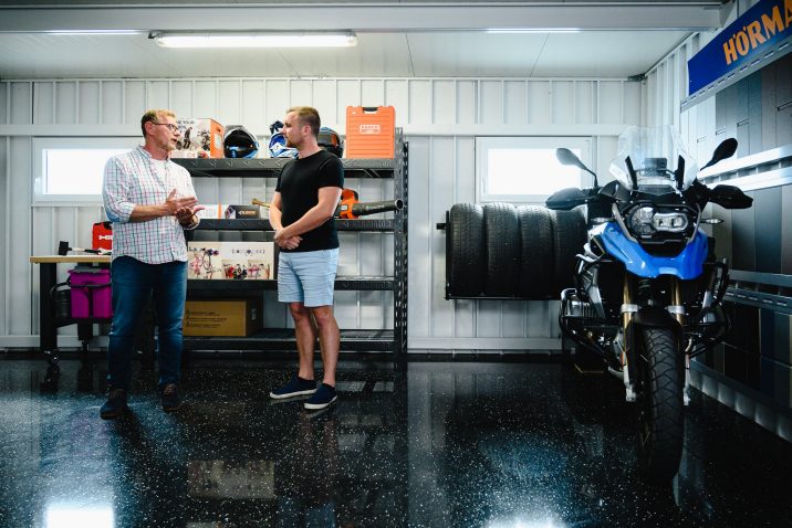 Der Innenraum einer Doppelgarage mit Epoxid-Boden