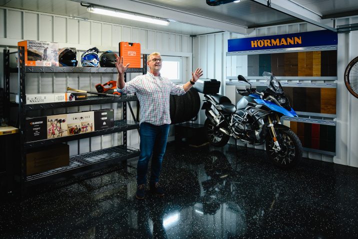 Herr Vostinar in der Doppelgarage von GARDEON