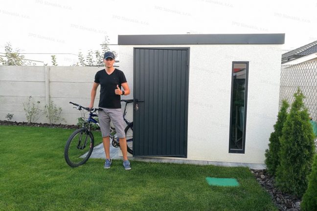 Ein zufriedener Kunden mit dem Fahrrad vor dem neuen Gartenhaus von GARDEON