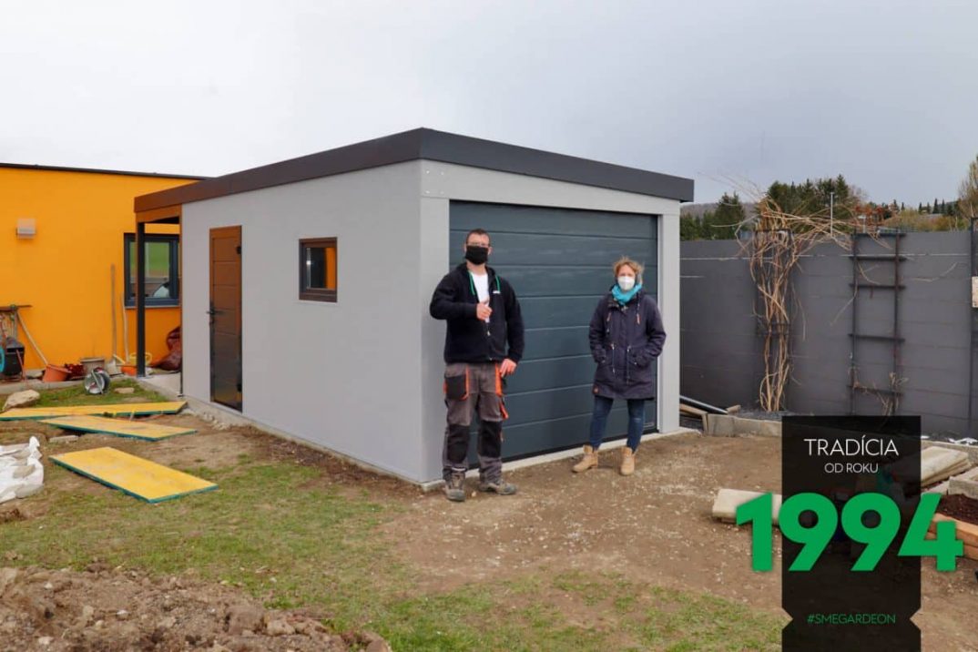 Lichtgraue Einzelgarage GARDEON mit Überdachung an der Hinterseite