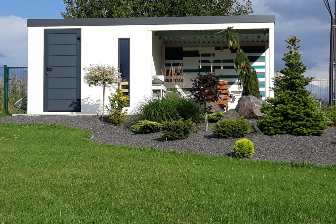 Design-Häuschen von GARDEON in einem gepflegten Garten