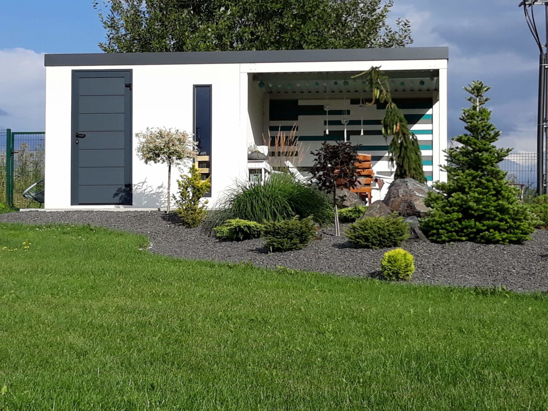 Design-Häuschen von GARDEON in einem gepflegten Garten