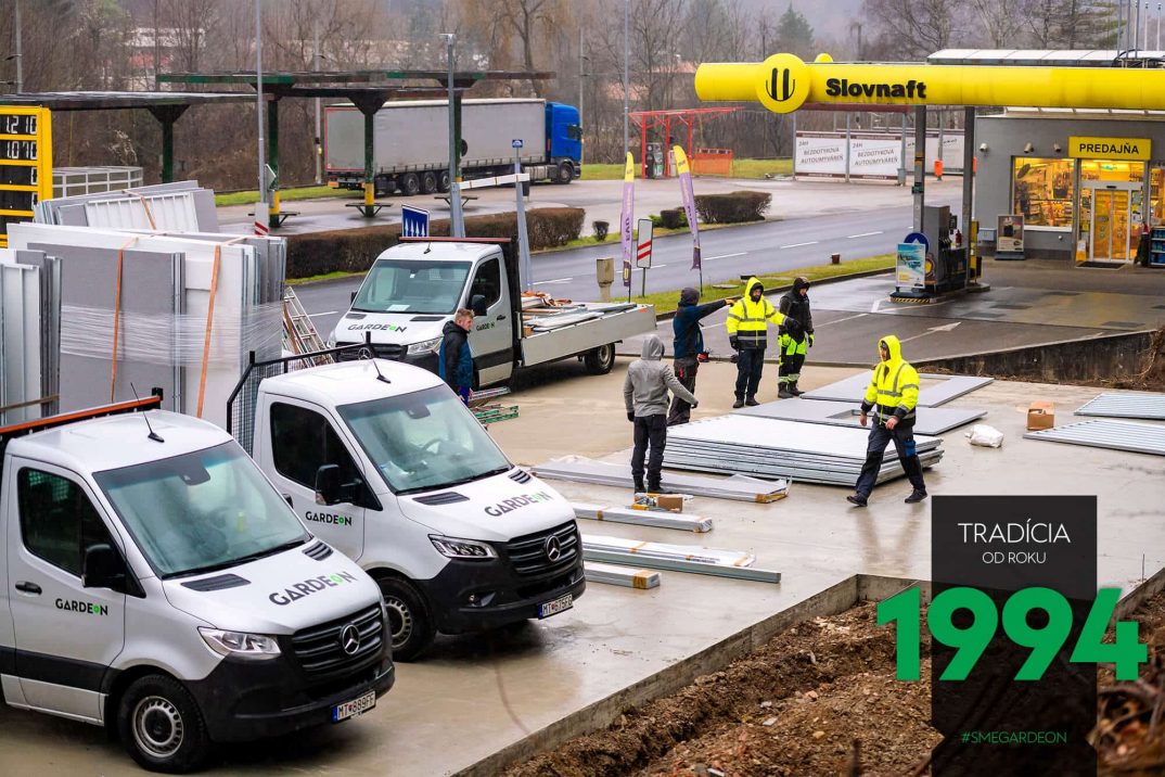 Die GARDEON Monteure fangen mit der Aufstellung der Reihengaragen an