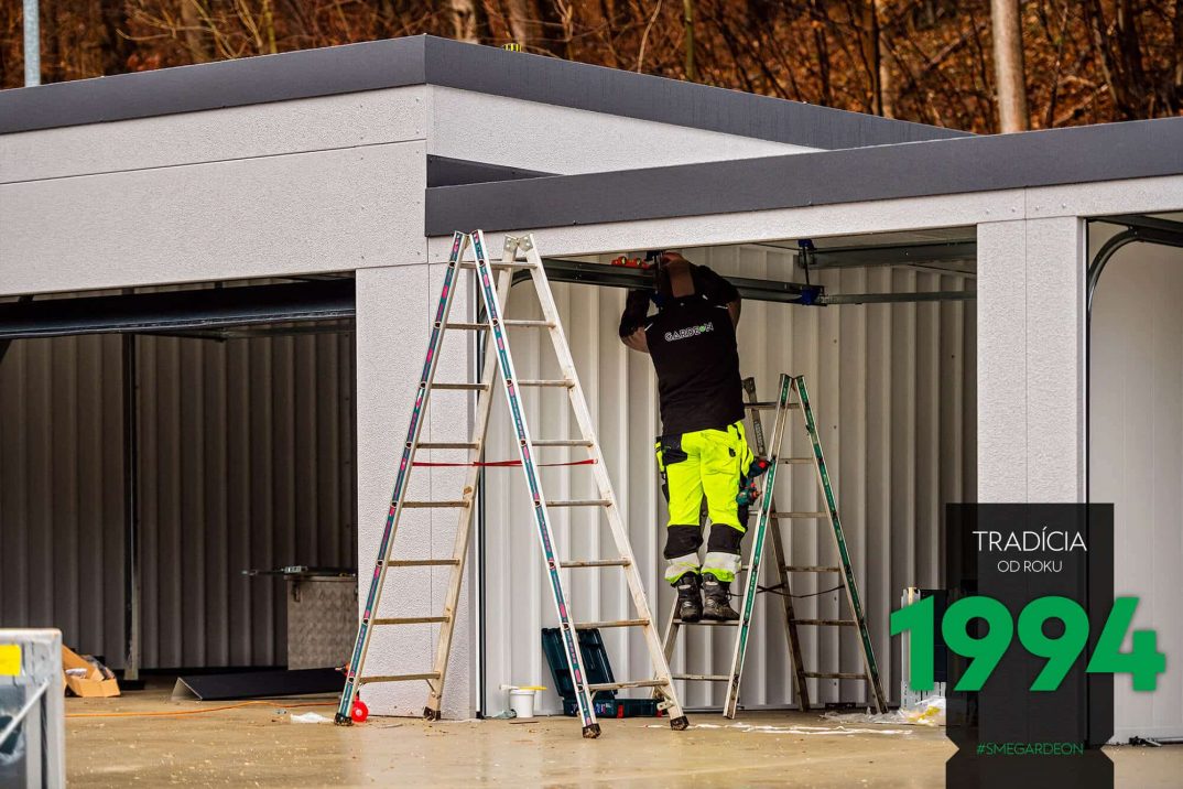 Die Befestigung der Leitschienen für das Tor