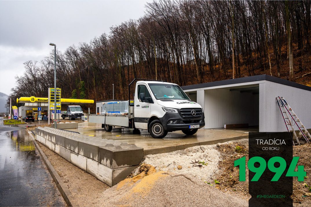 Montage der Reihengaragen von GARDEON neben einer Tankstelle