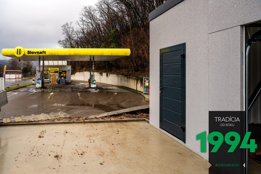 Reihengarage von GARDEON neben einer slowakischen Tankstelle
