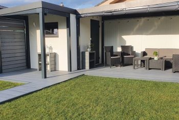 Das fertige Gartenhaus mit 2 Überdachungen von GARDEON