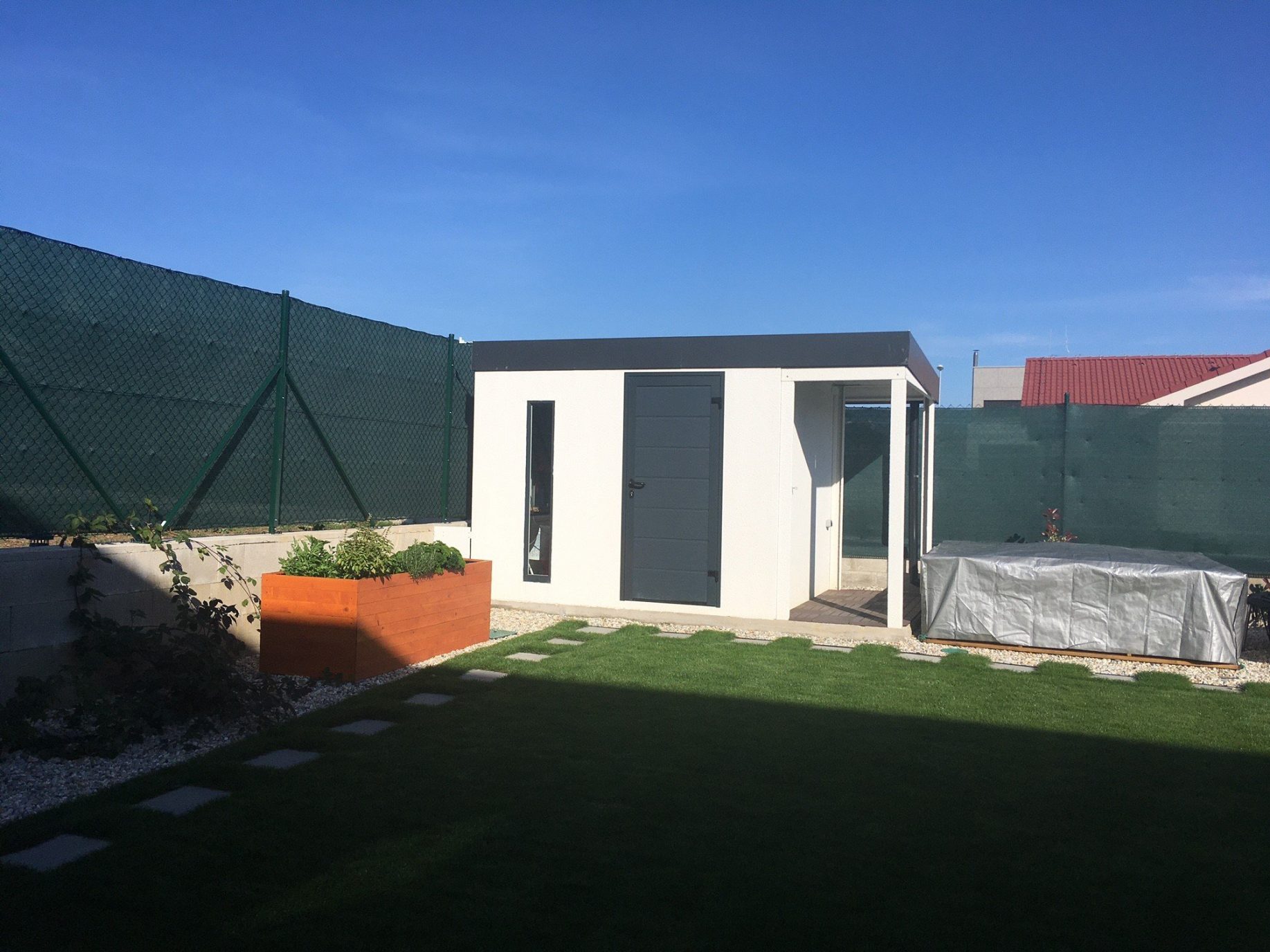 Ein weißes, montiertes Gartenhaus von GARDEON