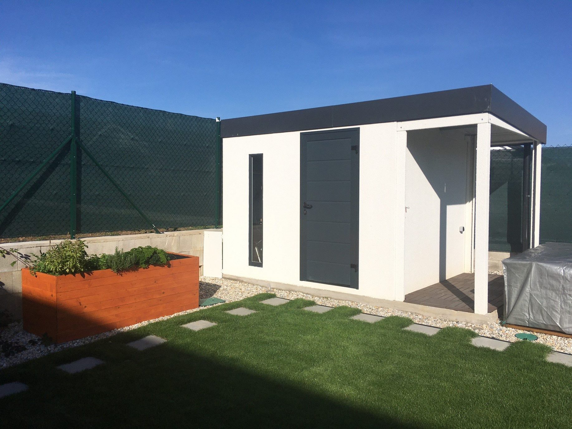 GARDEON: Schlichtes, weißes Gartenhaus