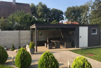 Ein montiertes Gartenhäuschen von GARDEON mit Überdachung