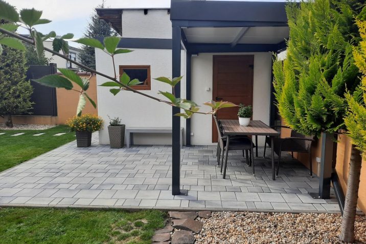 Seitenansicht - Stühle und Tisch unter einer Überdachung beim Gartenhaus