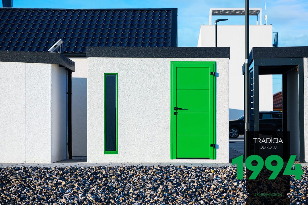 GARDEON Schauraum: Weißes Gartenhaus mit grünem Zubehör