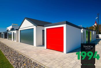 Kleine Motorrad-Garage mit einem roten Tor