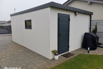 Die Hinterseite einer Garage von GARDEON