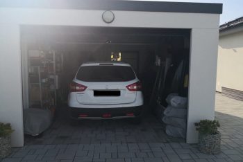 Das Auto von einem Kunden geparkt in seiner neuen Garage