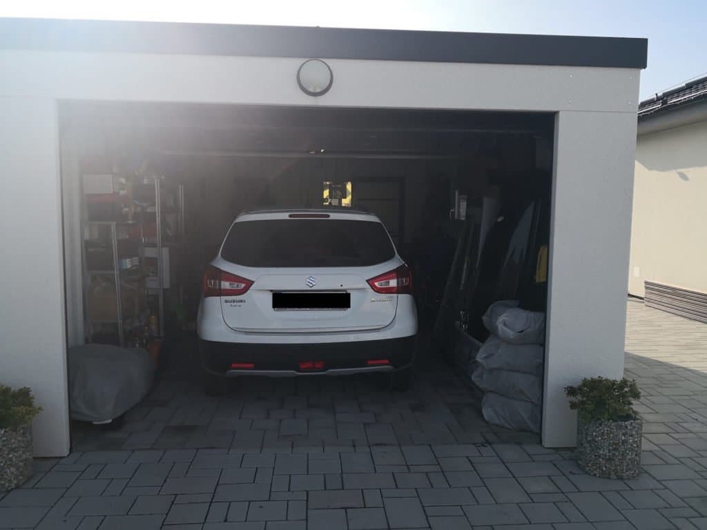 Das Auto von einem Kunden geparkt in seiner neuen Garage