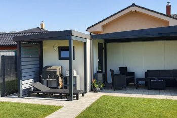 GARDEON individuelles Gartenhaus mit zwei Überdachungen an den Seiten