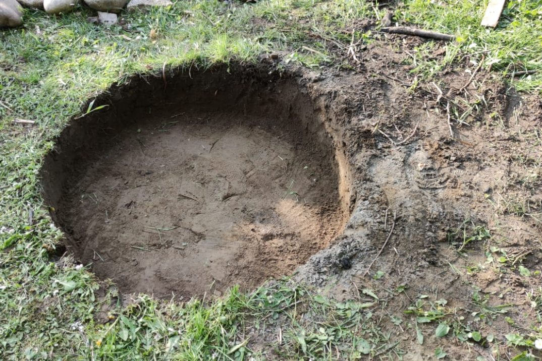 Ein Loch für den Feuerplatz
