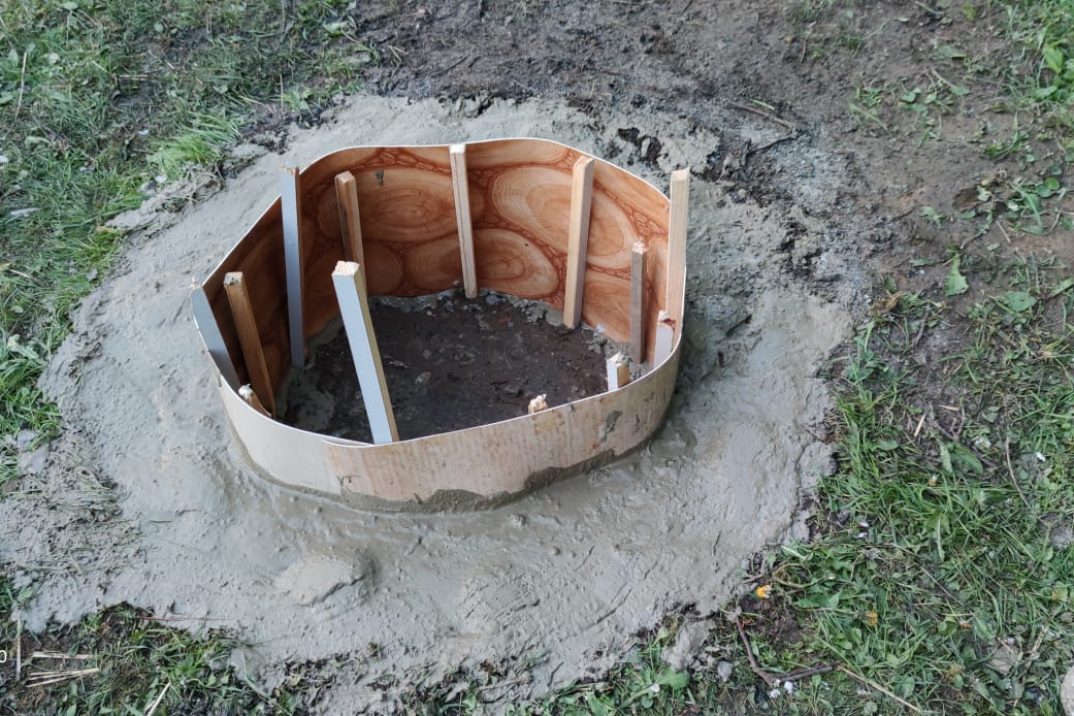 Die Arbeit an einem DIY Feuerplatz