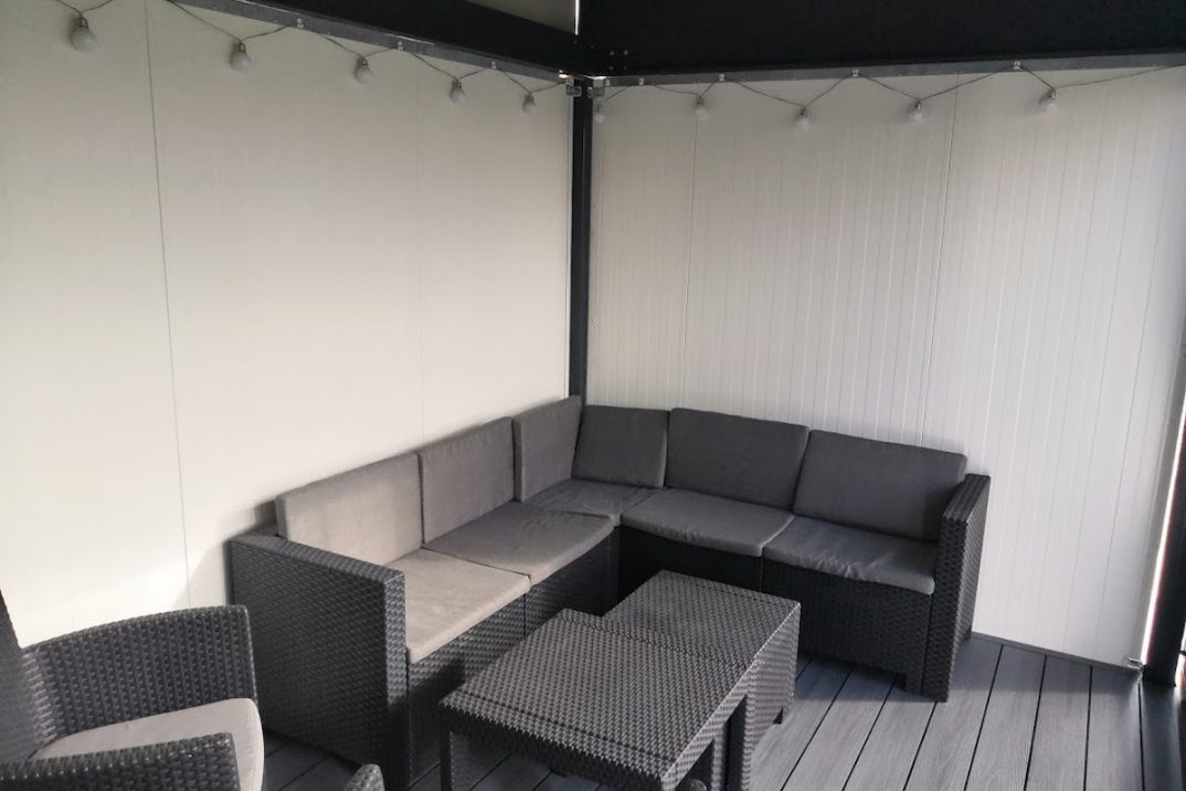 GARDEON: überdachte Gartenecke