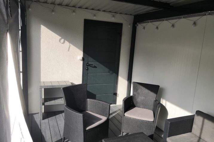 Sitzbereich unter der Überdachung von GARDEON