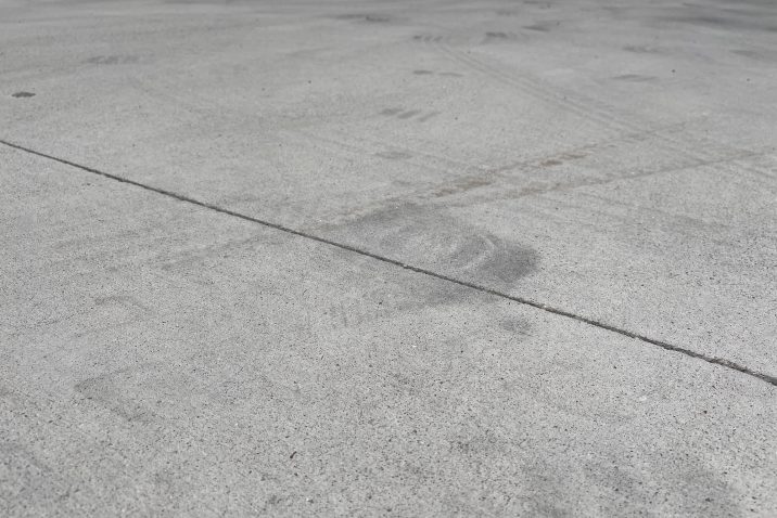 Ein Fleck auf der neuen Betonplatte