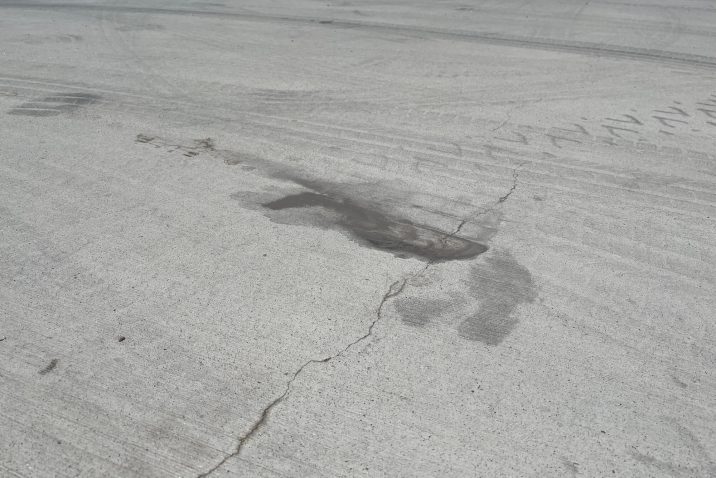 Ölfleck auf der Betonplatte