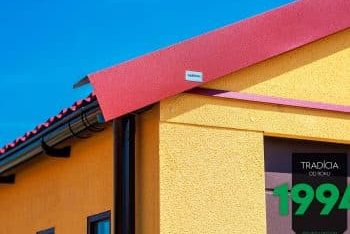 Gelbe Fertiggarage mit Satteldach in rot