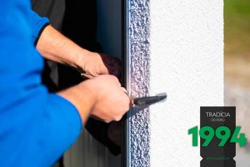 Arbeit an der Montage des Garagentores