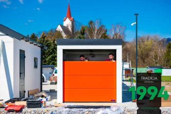 Die Monteure bei der Montage des Garagentors mit Solarantrieb