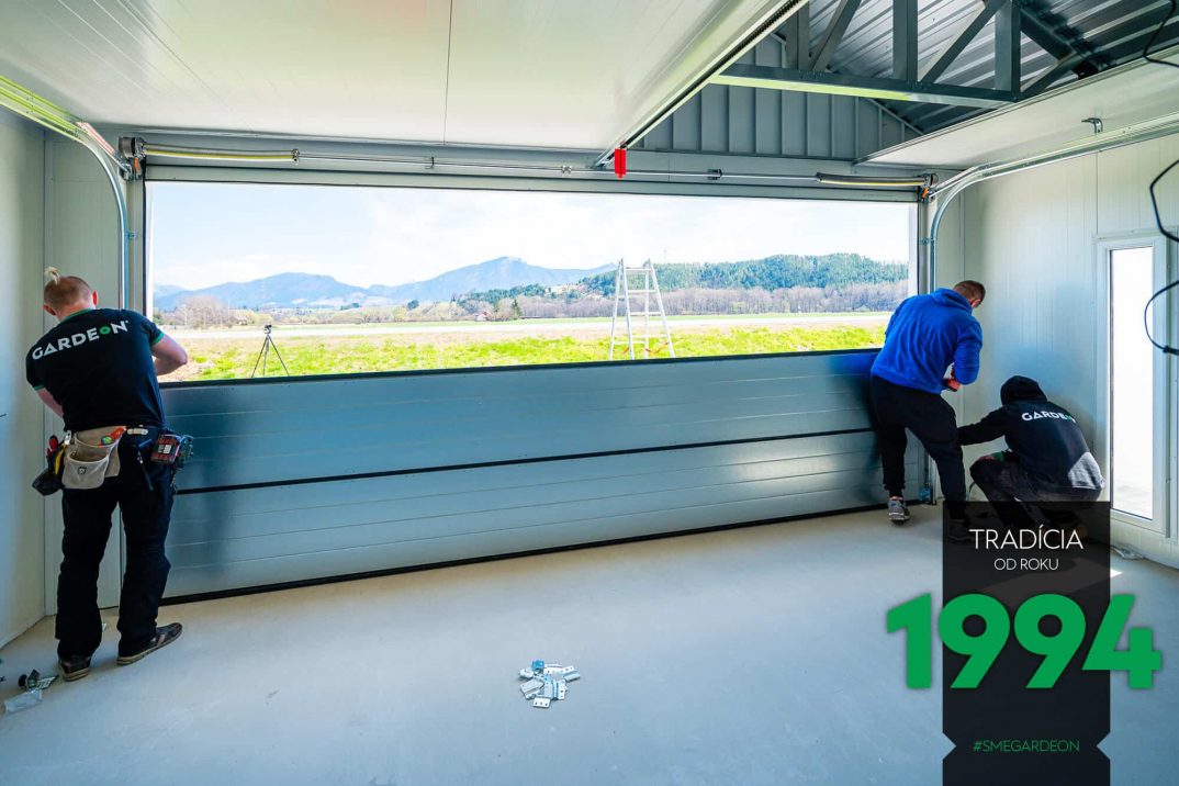 Die Monteure bei der Montage des LPU42 Tores von Hörmann