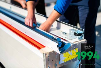 Detailfoto: Arbeit an der Tormontage