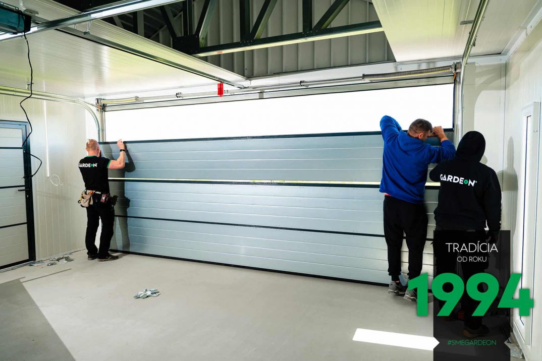 GARDEON: Die Montage des Tores von Hörmann