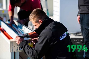 Montagearbeit - Torpaneele befestigen