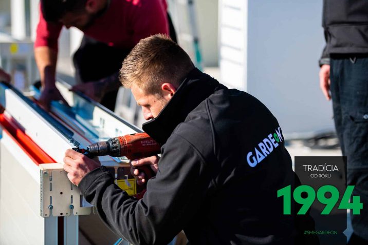 Montagearbeit - Torpaneele befestigen