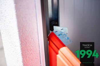 Hörmann Tor mit Paneelen in Rubinrot