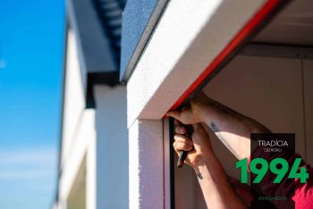 Detailfoto: Ein GARDEON Monteur bei der Montage des Tores von Hörmann