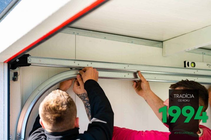 Montage der Leitschiene fürs Tor