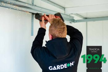 Die Montage der Leitschiene für das Tor