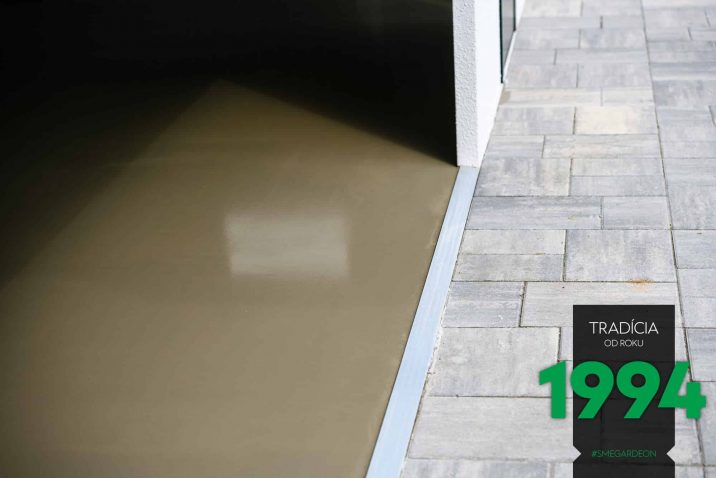 Detailfoto an den Boden in einer komplett isolierten Garage