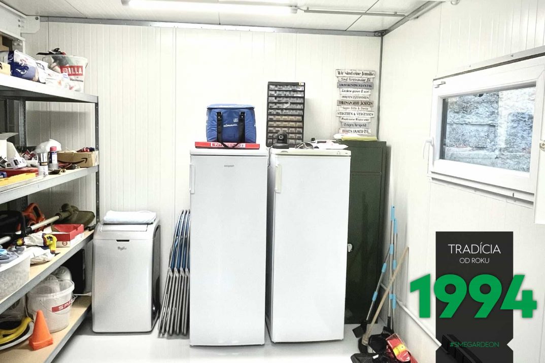 Der Innenraum einer weißen, modernen Garage von GARDEON