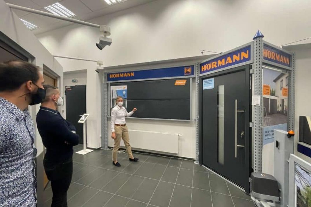 Die Kollegen schauen sich neue Produkte im Sortiment von Hörmann an