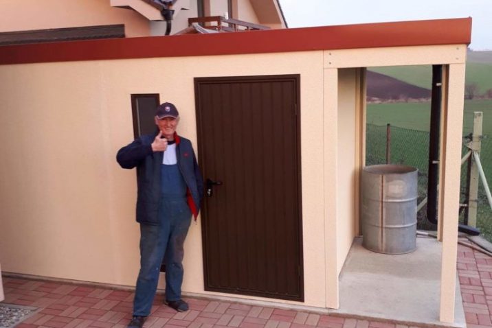Herr Antalec vor seinem neuen Gartenhaus