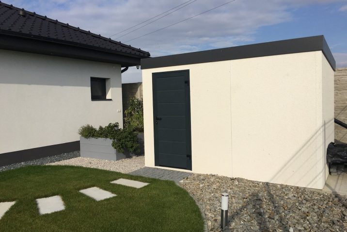 GARDEON: Weißes Gartenhaus mit Putz und Elementen in RAL 7016, anthrazit