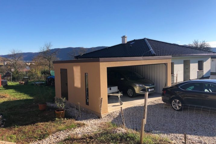Ein Auto mit Anhänger geparkt in einer GARDEON Garage