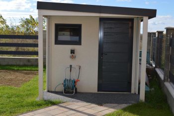 GARDEON Gartenhaus mit weißem Putz und einer Überdachung an der Vorderseite